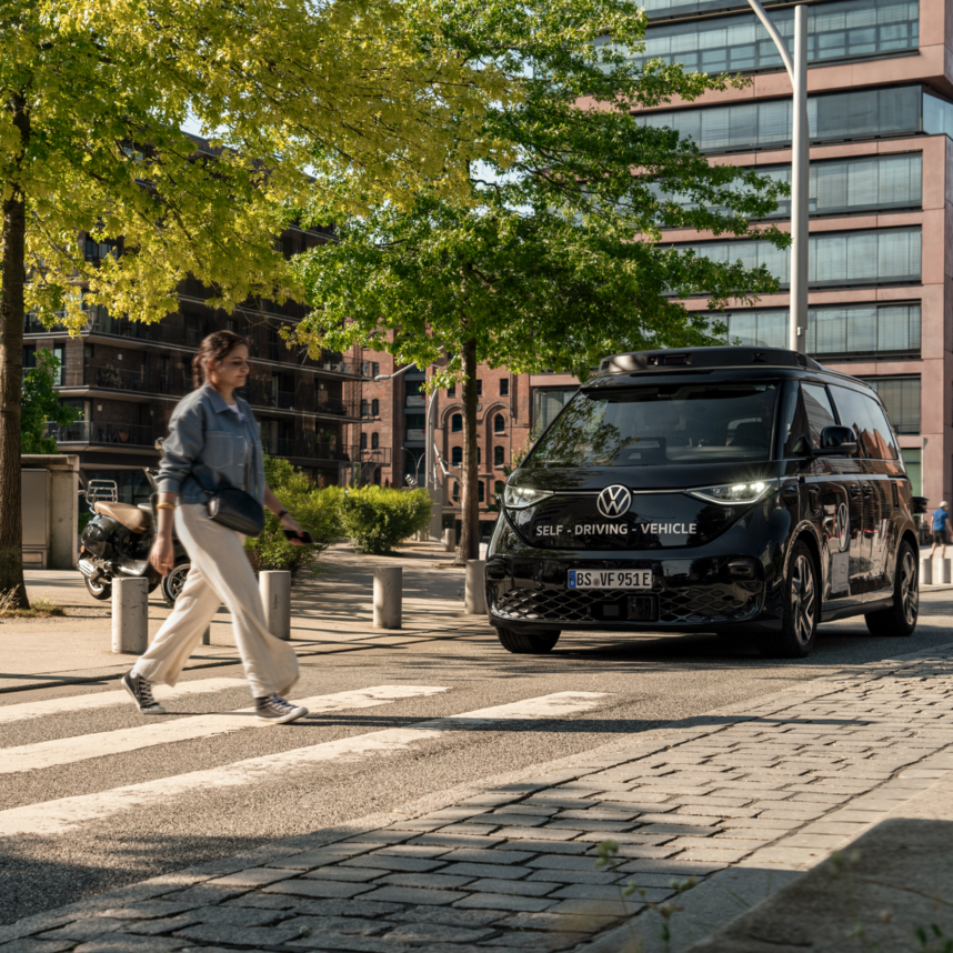 autonomous vehicle stops in front of a crosswalk | © MOIA GmbH